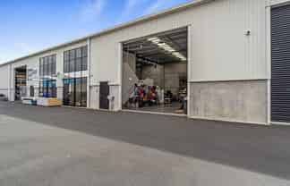 Warehouse with good sized office & parking