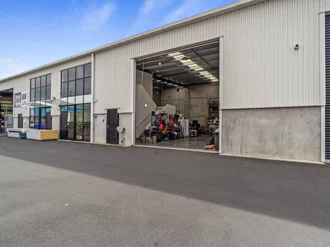 Warehouse with good sized office & parking