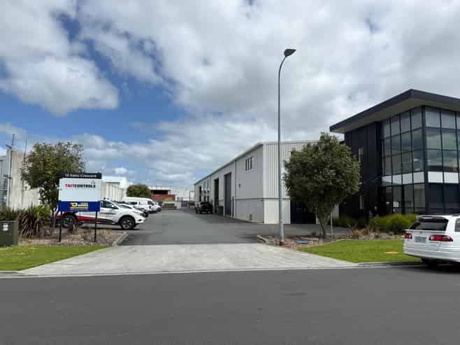 Warehouse with good sized office & parking