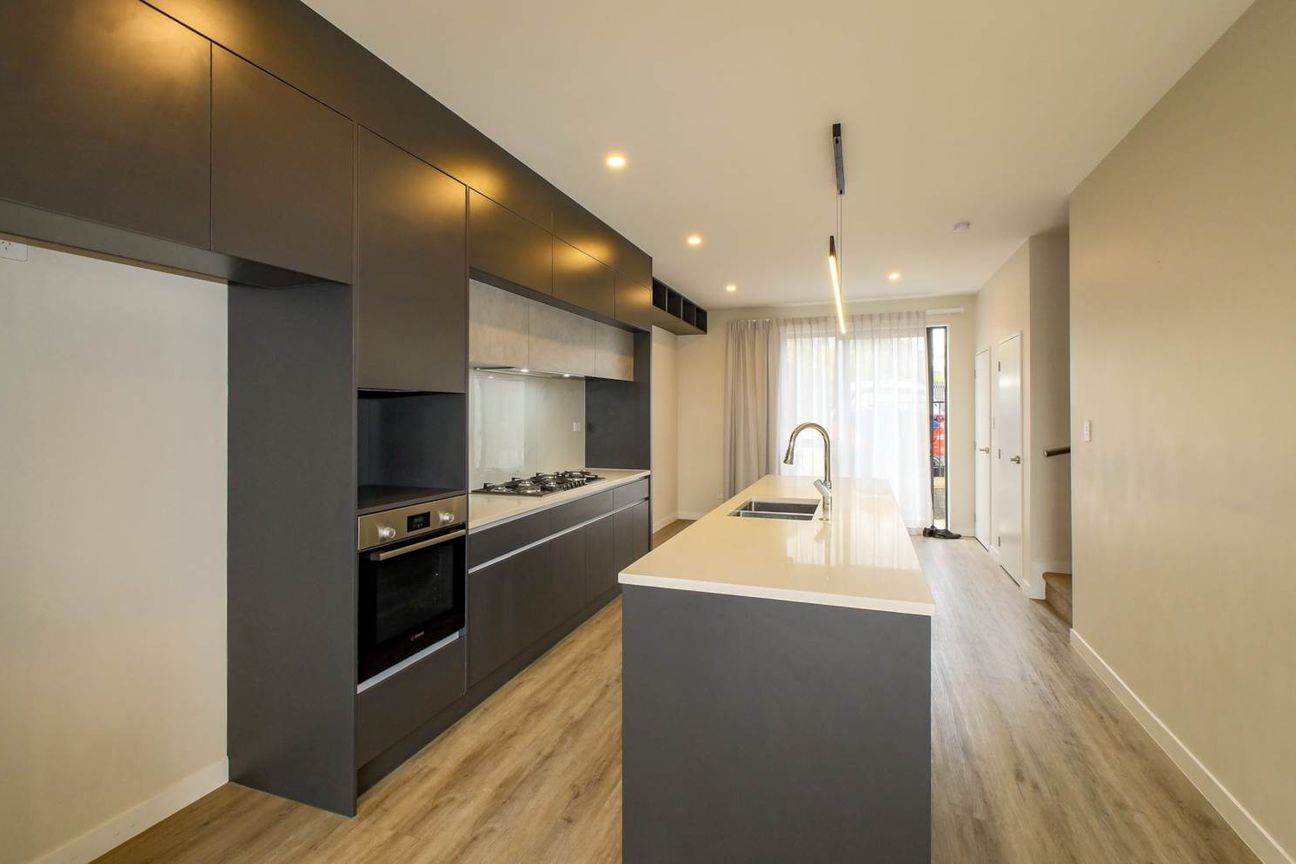This 3-bedroom home within easy walking distan... - Widok 4