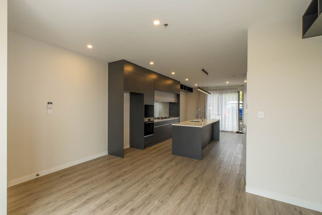 This 3-bedroom home within easy walking distan... - Widok 3