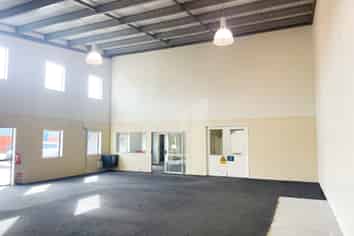 High Profile Showroom / Warehouse / Office 310m2