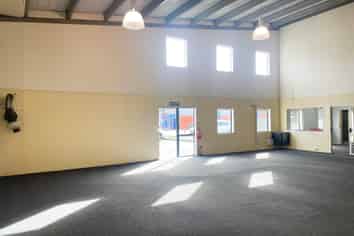 High Profile Showroom / Warehouse / Office 310m2