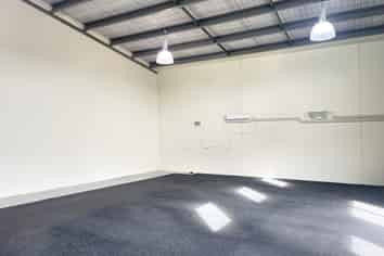 High Profile Showroom / Warehouse / Office 310m2
