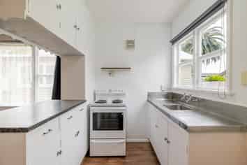 80 Stanley Avenue, Roslyn