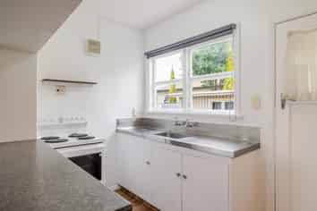 80 Stanley Avenue, Roslyn