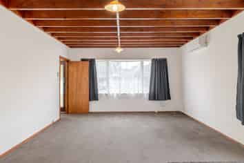 80 Stanley Avenue, Roslyn