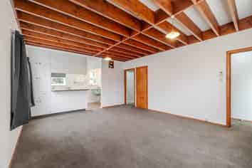 80 Stanley Avenue, Roslyn
