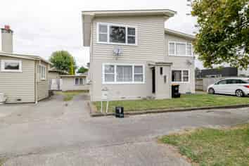 80 Stanley Avenue, Roslyn