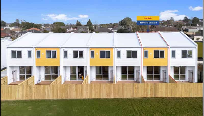 8/9 Coral Crescent, Panmure