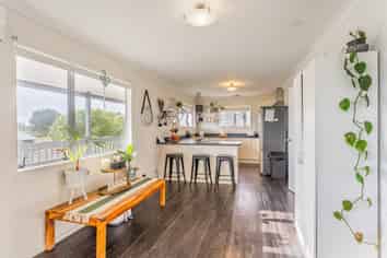75 Atkinson Avenue, Otaki Beach
