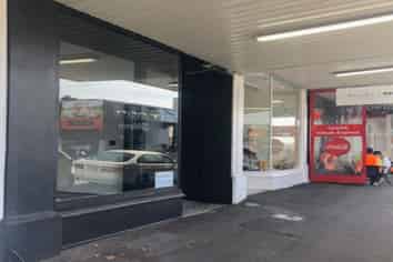 Super tidy retail with rear courtyard!