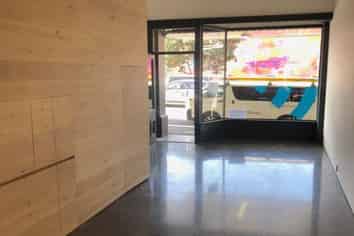Super tidy retail with rear courtyard!