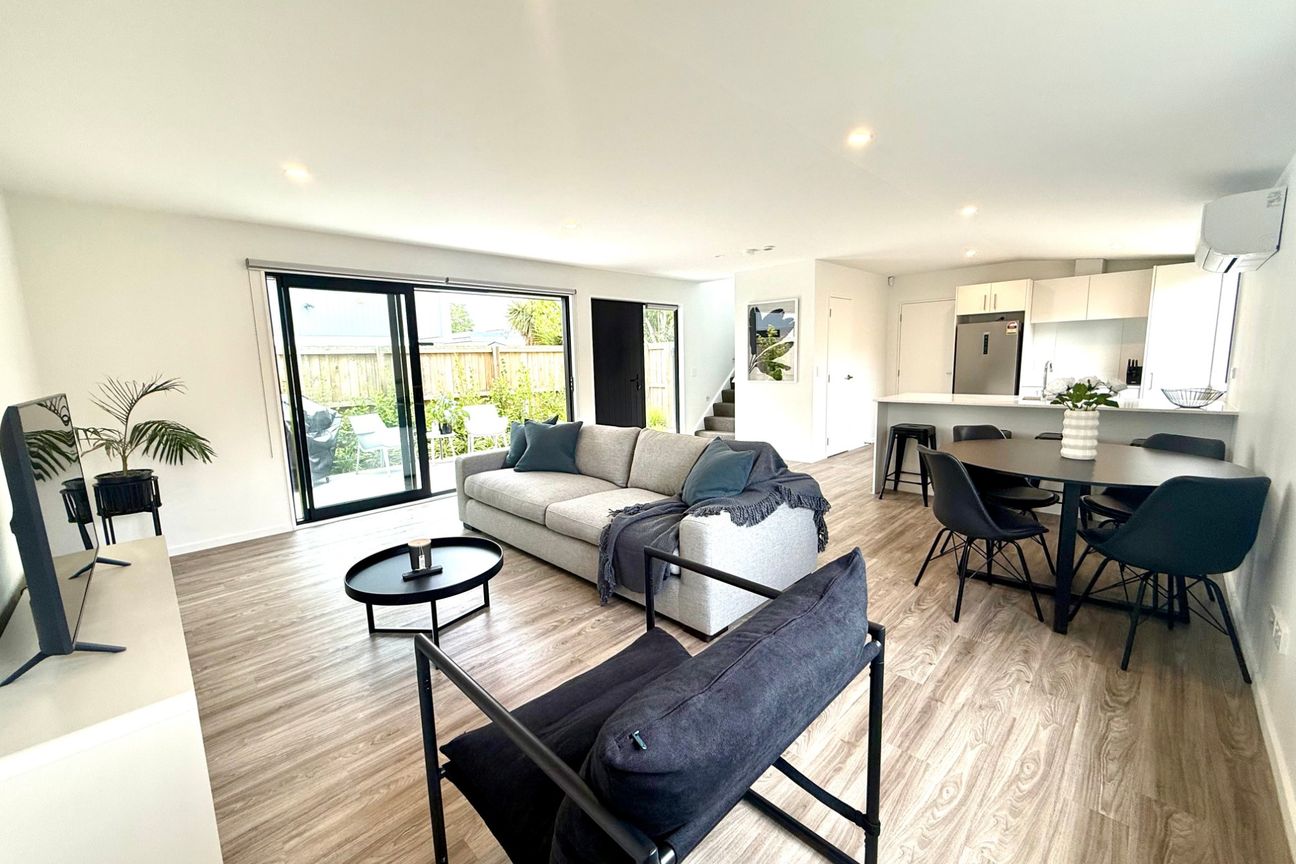 FULLY FURNISHED BRAND NEW STYLISH TOWNHOUSE – pohled 2