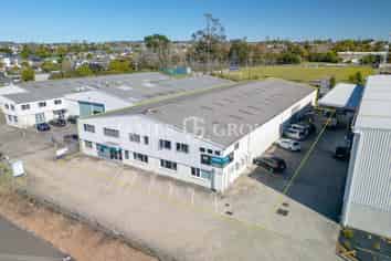 1,295m² Warehouse + Container Drop | Close to SH16