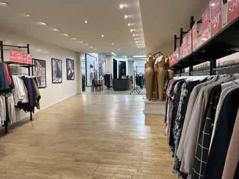 Large Economic Golden Block Retail For Lease