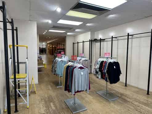 Large Economic Golden Block Retail For Lease