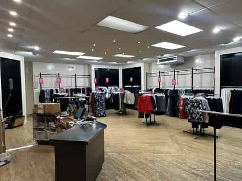 Large Economic Golden Block Retail For Lease