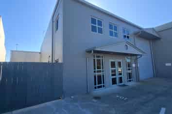 Convenient Refurbished Industrial Warehouse Unit