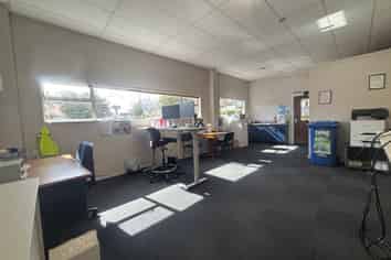 Well-Presented Office in the Heart of Havelock Nth