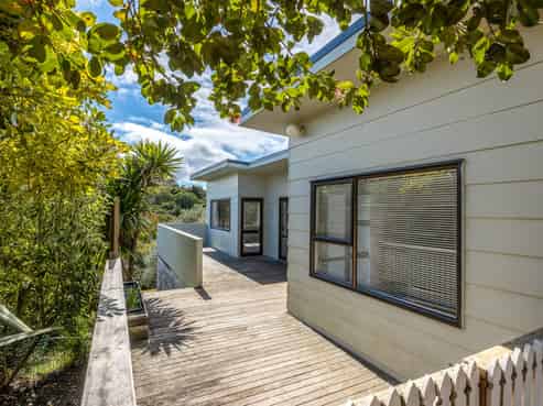 69 Ocean Road, Surfdale