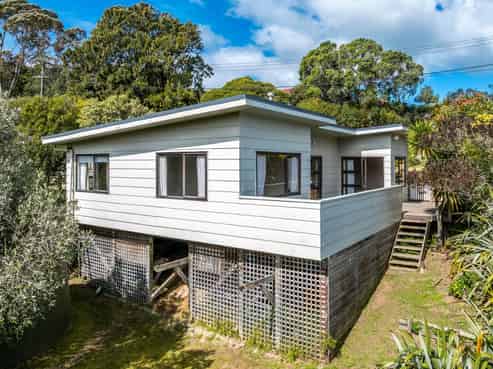 69 Ocean Road, Surfdale