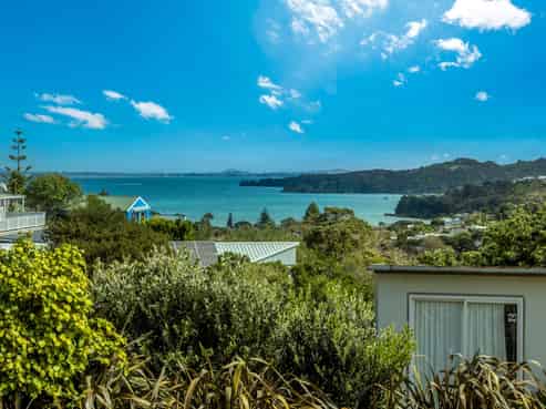 69 Ocean Road, Surfdale