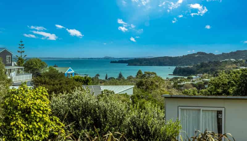 69 Ocean Road, Surfdale