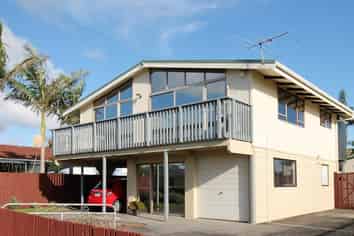  (Front/28 Gibbons Road, Weymouth