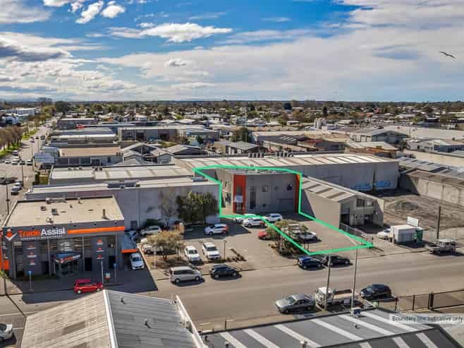Modern turnkey office with ample parking