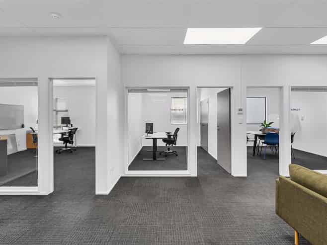 Modern turnkey office with ample parking