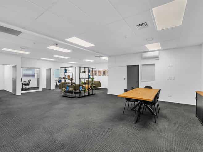 Modern turnkey office with ample parking