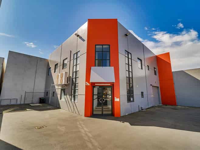 Modern turnkey office with ample parking