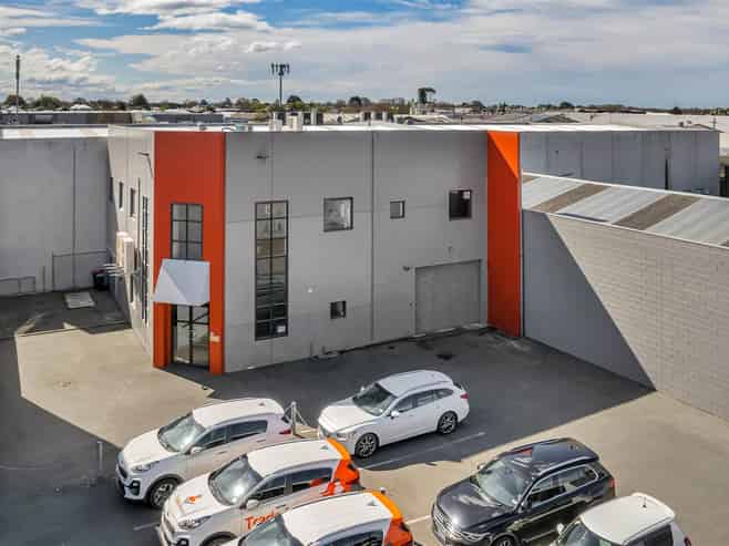 Modern turnkey office with ample parking