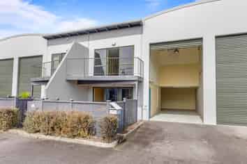 TWO-BEDROOM STUDIO WAREHOUSE
