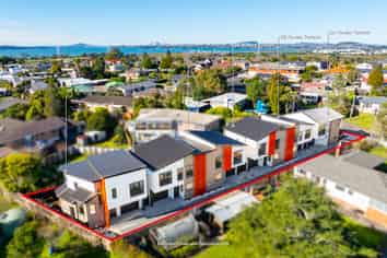 8C Rowan Terrace, Te Atatu South