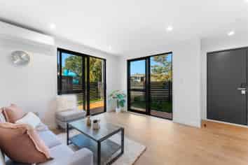 8C Rowan Terrace, Te Atatu South