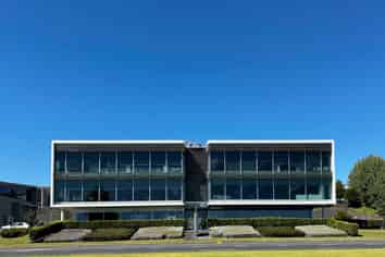 TOP FLOOR LANDMARK OFFICE

