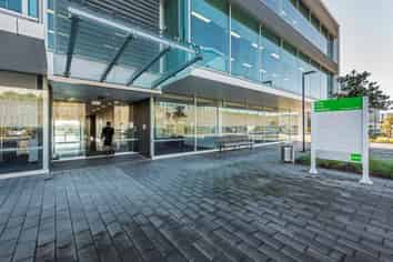 TOP FLOOR LANDMARK OFFICE
