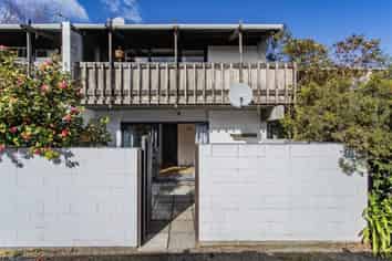 2/25 Winchester Street, Merivale