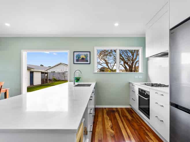 816 Clive Street, Akina