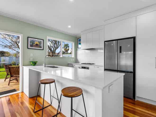 816 Clive Street, Akina