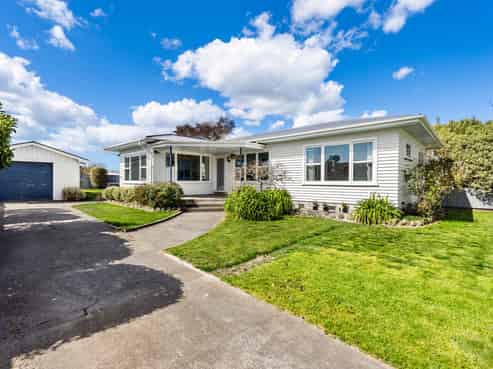 816 Clive Street, Akina