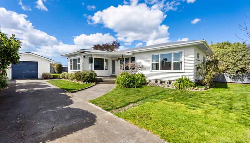 816 Clive Street, Akina