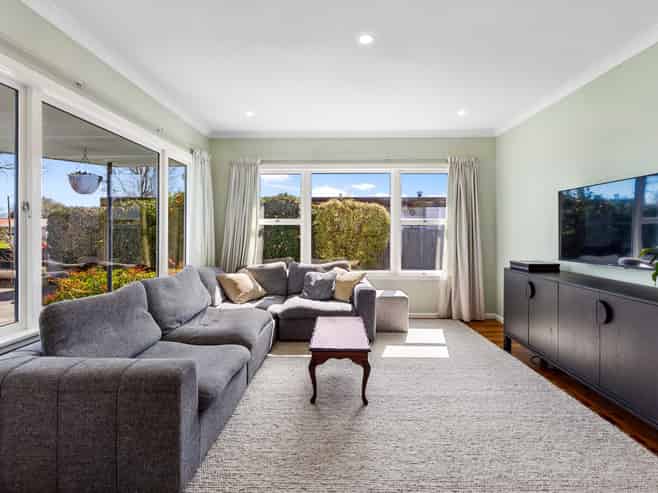 816 Clive Street, Akina