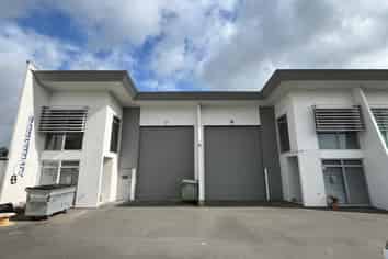 Modern premium unit in central Greerton location!