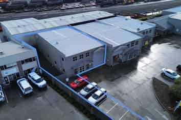 250sqm with 7 Car Parks & Yard