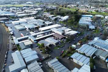 250sqm with 7 Car Parks & Yard