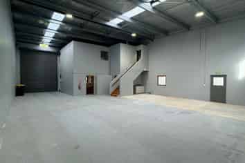 250sqm with 7 Car Parks & Yard