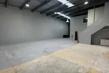 250sqm with 7 Car Parks & Yard